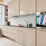 Lejlighed Dinbnb L 500m To The Market! 65 Sqm Of Comfort & Luxury
